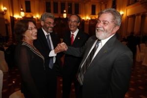 Recepção ao presidente Luiz Inácio Lula da Silva, em visita oficial na Guatemala. O embaixador Luiz Antonio Fachini cumprimenta o presidente brasileiro. Também estão na foto a esposa de Fachini, Sonia, e o então presidente da Guatemala, Álvaro Colom (sorrindo entre Fachini e Lula).